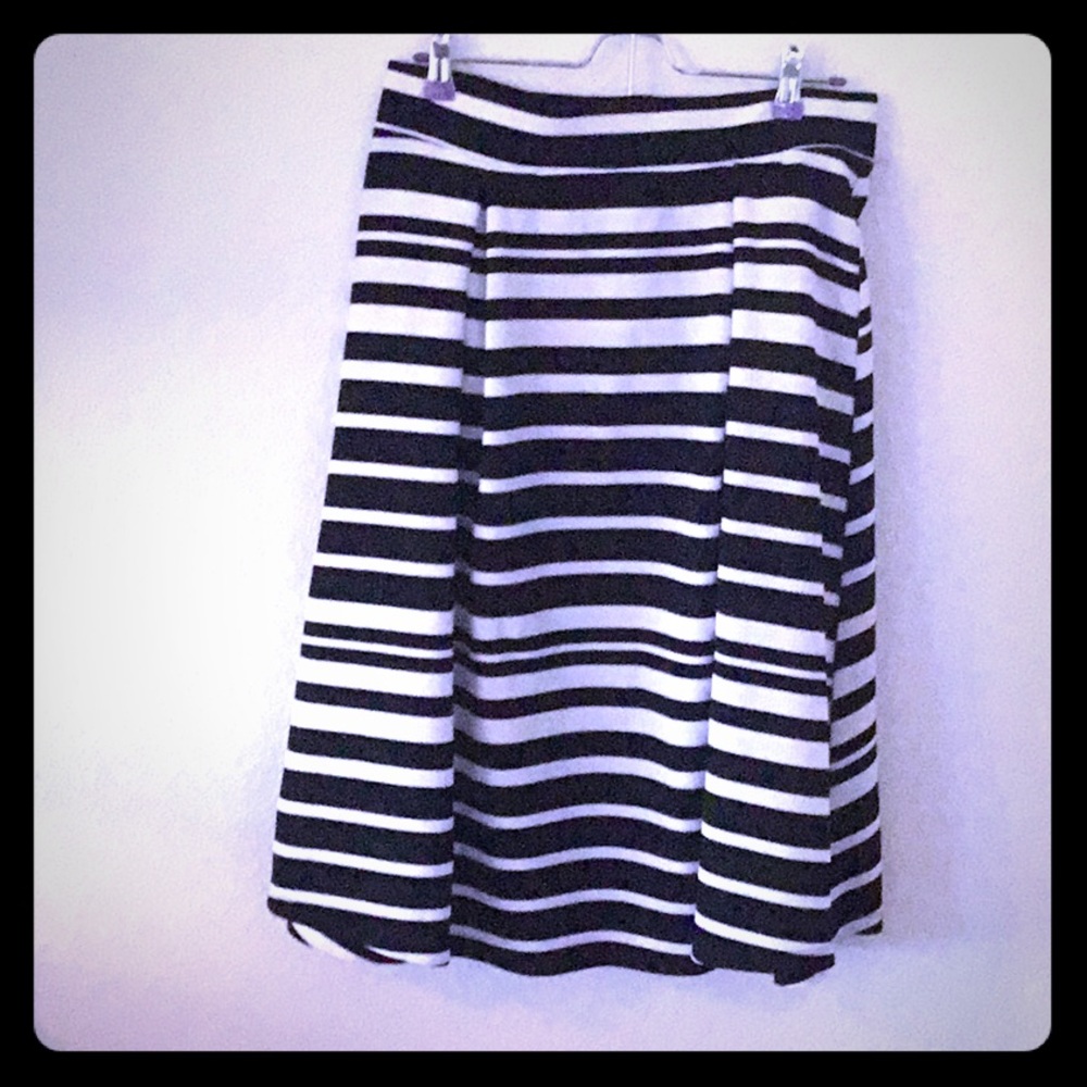 Black and white striped midi skirt. Med